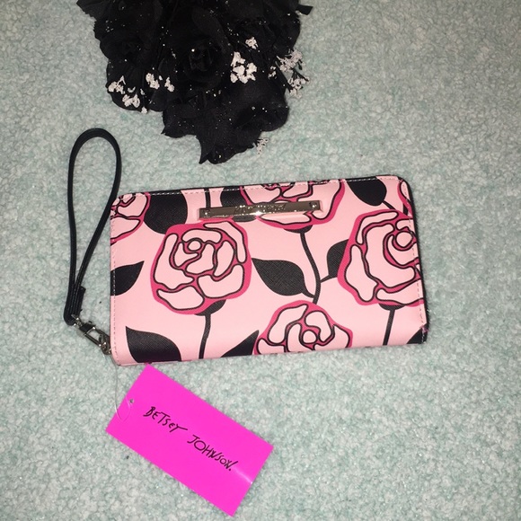 Betsey Johnson Handbags - NWT🎉 Betsey Johnson | women's wristlet wallet